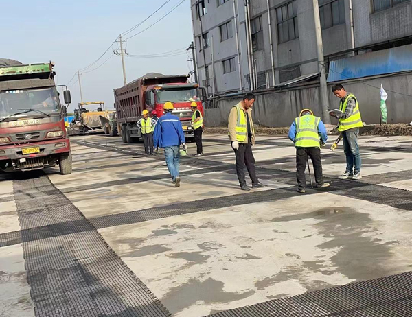 抚顺老材料的新故事：玻璃纤维土工格栅如何在‘白改黑’浪潮中重获新生？